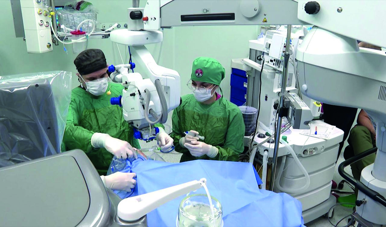 Türk doktorların göz ameliyatı İtalya’da canlı izlendi